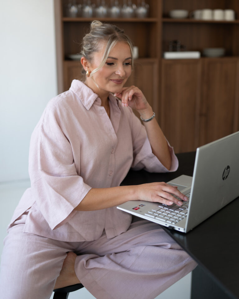 Anet Põlismäe töötab arvutis ja jagab samm-sammulist juhendit, kuidas alustada UGC sisuloomet ja saada oma esimene koostöö.