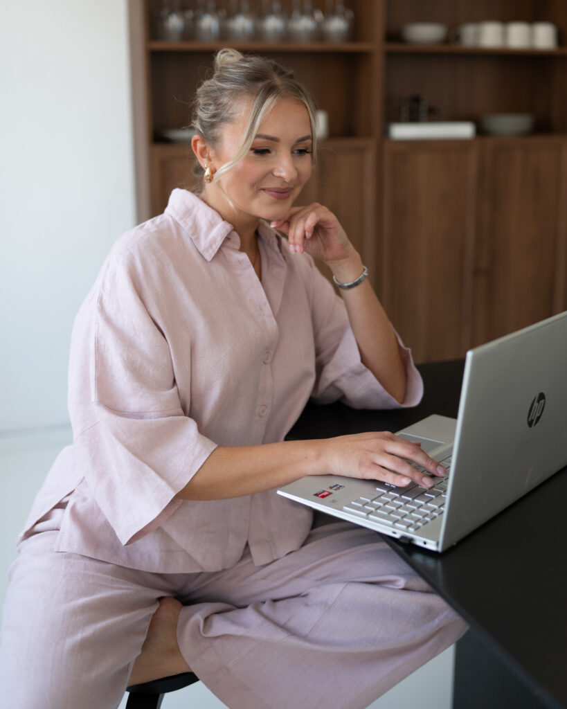 Anet Põlismäe töötab arvutis ja jagab samm-sammulist juhendit, kuidas alustada UGC sisuloomet ja saada oma esimene koostöö.