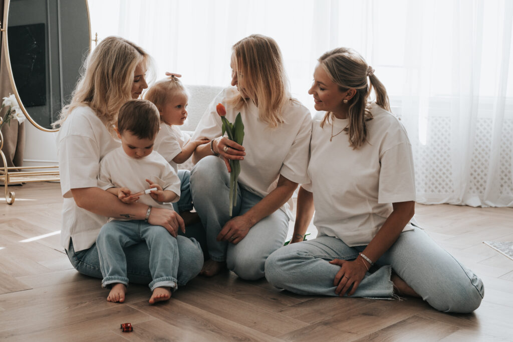 Kolm täiskasvanud naist – ema ja tema tütred, kes on väikelaste emad – sümboliseerivad, kuidas UGC sisuloomine pakub emadele võimalust teenida kodus lisaraha pere kõrvalt."