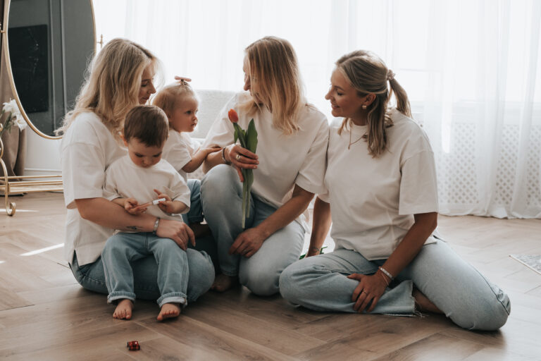 Kolm täiskasvanud naist – ema ja tema tütred, kes on väikelaste emad – sümboliseerivad, kuidas UGC sisuloomine pakub emadele võimalust teenida kodus lisaraha pere kõrvalt."